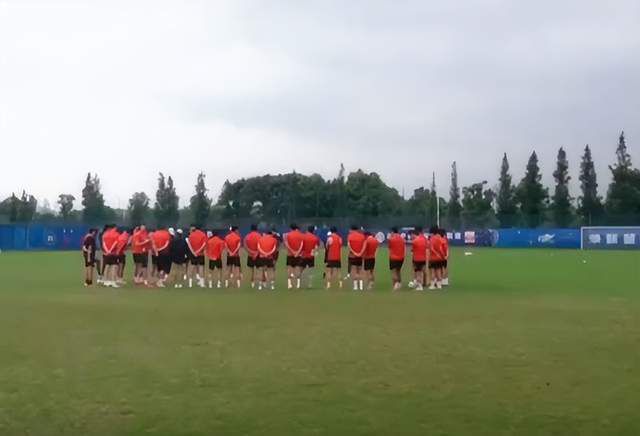 第16分钟，萨拉赫右路传中，马蒂普门前中路甩头攻门，埃德森腾空而起单掌将球拍出。